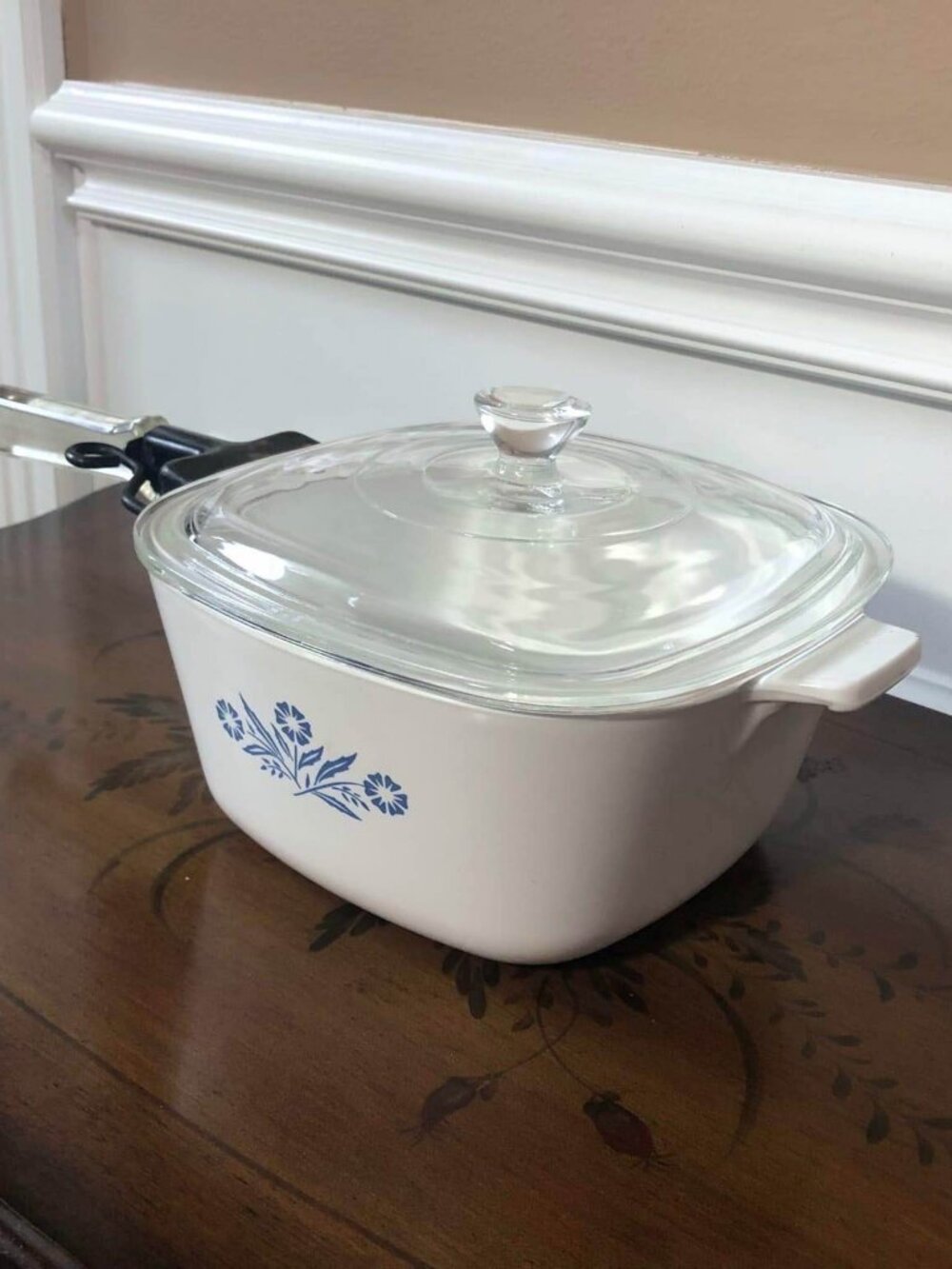 Corning Ware P-1 3/4-B casserole dish with lid and handle